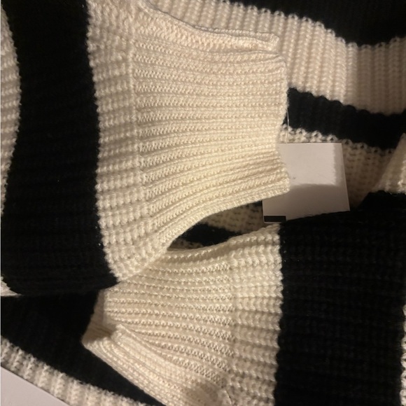 Equipment Femme • Soft • 100% Wool • Black and White (off white) Striped Sweater - Picture 11 of 16